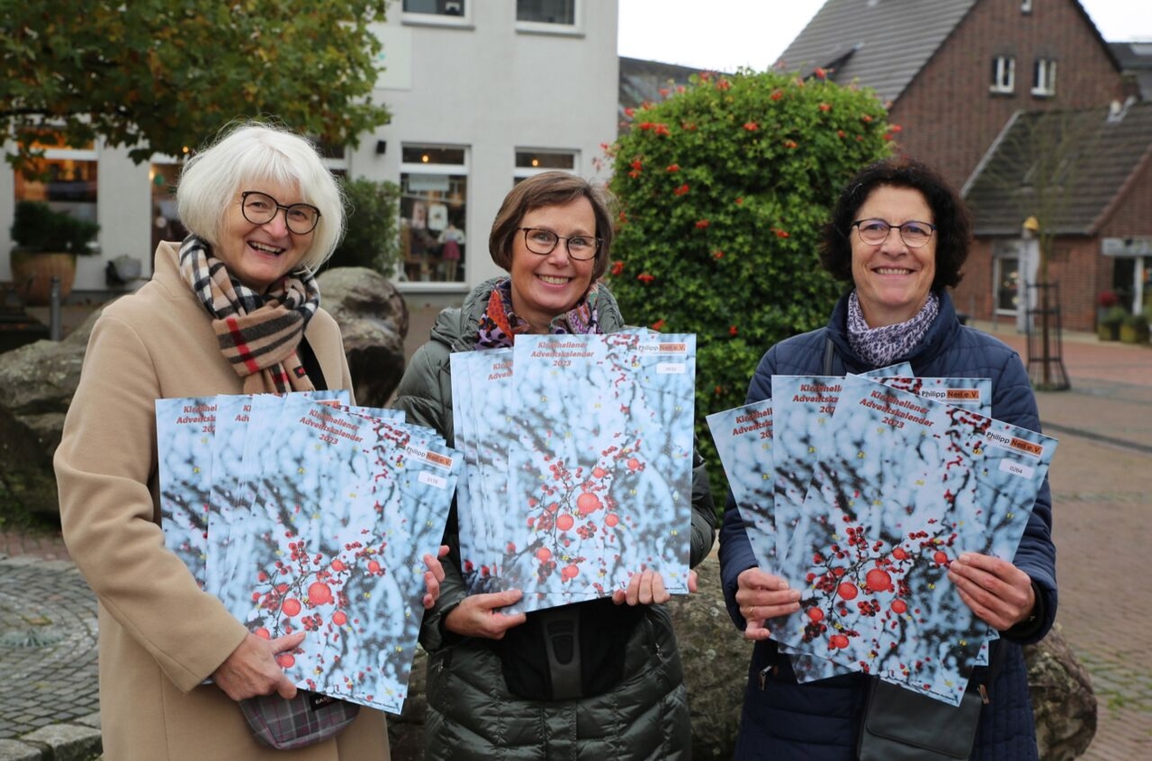 Hiltrud Genter-Hautkappe (m.) und ihre Kolleginnen vom Adventskalender-Team freuen sich über zahlreiche Rückmeldungen am ersten Verkaufstag.