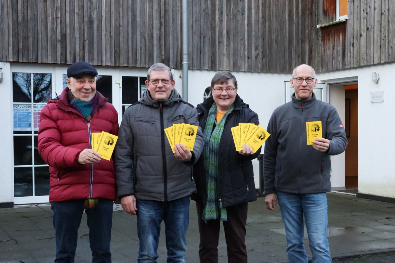 Die Vorstandsmitglieder (v.l.) Manfred Samlowski, Siegfried Silz, Ulla Dickmann und Uwe Bresch präsentieren das neue Programm der Kolpingsfamilie.