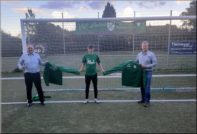 Garten-Landschaftsbauer Markus Kaufmann hat dem VfL Grafenwald neue Trikots gesponsort.