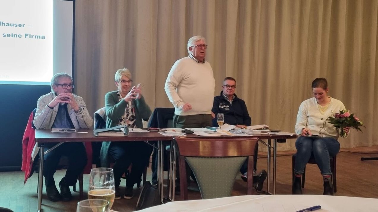 Der Vorstand rund um den Vorsitzenden Peter Pawliczek (Mitte) empfing bei der Hauptversammlung mehr als 70 Mitglieder.