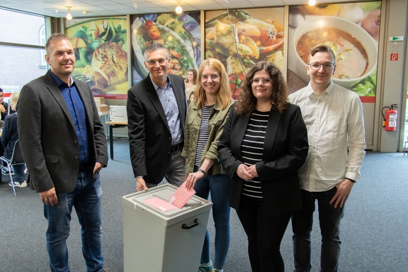 Pascal Gniffke, Abteilungsleiter im Wahlamt, Emilio Pintea, erster Beigeordneter der Stadt, Carolin Paskuda, Abteilung Wahlen sowie Anna-Sophie Böhmer und Dennis Kudatz, beide Leiter der Briefwahlstelle, erläutern den Ablauf der diesjährigen Wahlen.