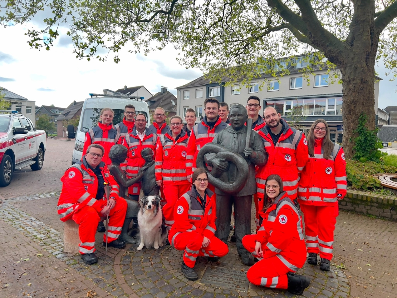 Das DRK-Team aus Kirchhellen steht an der Brezelfamilie auf dem Johann-Breuker-Platz.