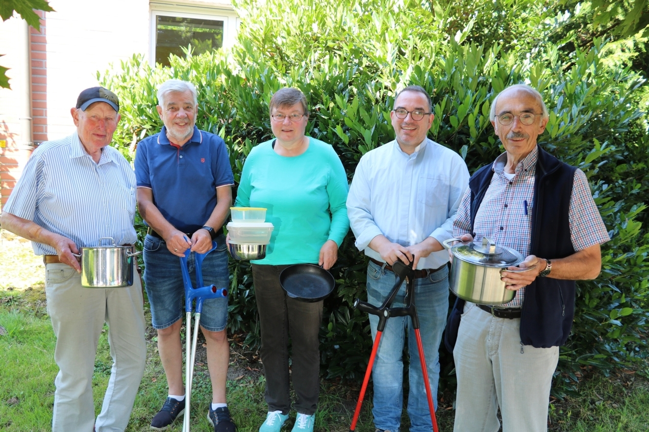 (v.l.) Helmut Brauckmann, Manfred Samlowski, Ursula Dickmann, Pastor Christoph Potowski und Berthold Dierichs von der Kolpingsfamilie rufen erneut eine Sammelaktion für die Ukraine ins Leben.