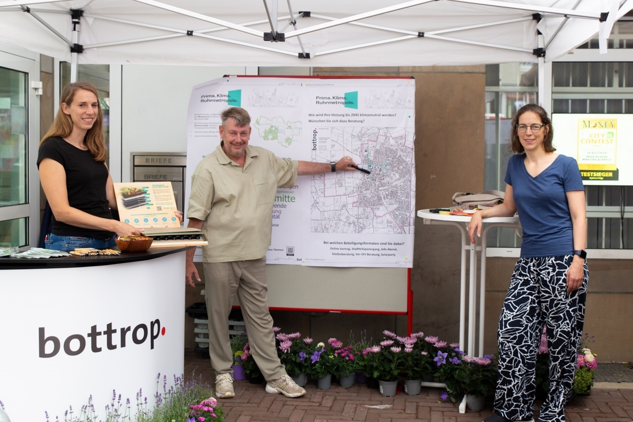 Helen Cammerzell (Stadterneuerung), Dr. Klaus Rammert-Bentlage und Katrin Knur vom Fachbereich Umwelt und Grün haben beim Dorffest erste Gespräche mit Kirchhellener Bürgern geführt.