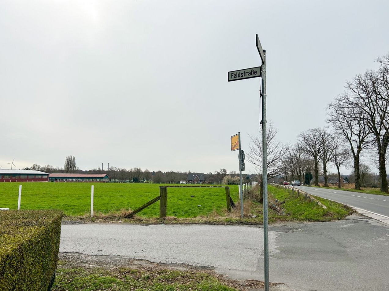 An die Koppel an der schmalen Feldstraße grenzt ebenfalls die Verkehrs lastige Bottroper Straße. Den Standort hält die Kirchhellener Politik für ungeeignet.
