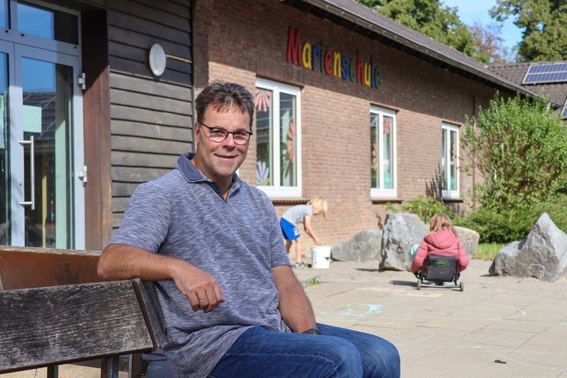 Schulleiter Gregor Fontein sieht die klimaresiliente Umgestaltung des Schulhofs der Marienschule in Kirchhellen-Feldhausen als Chance.