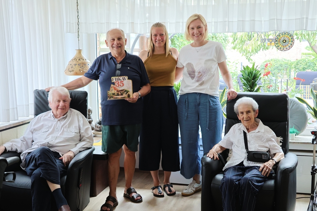 Werner Koller, Pater Zito, Julia Hußmann, Linda Landmesser und Hedwig Koller während Zitos Besuch in Kirchhellen.