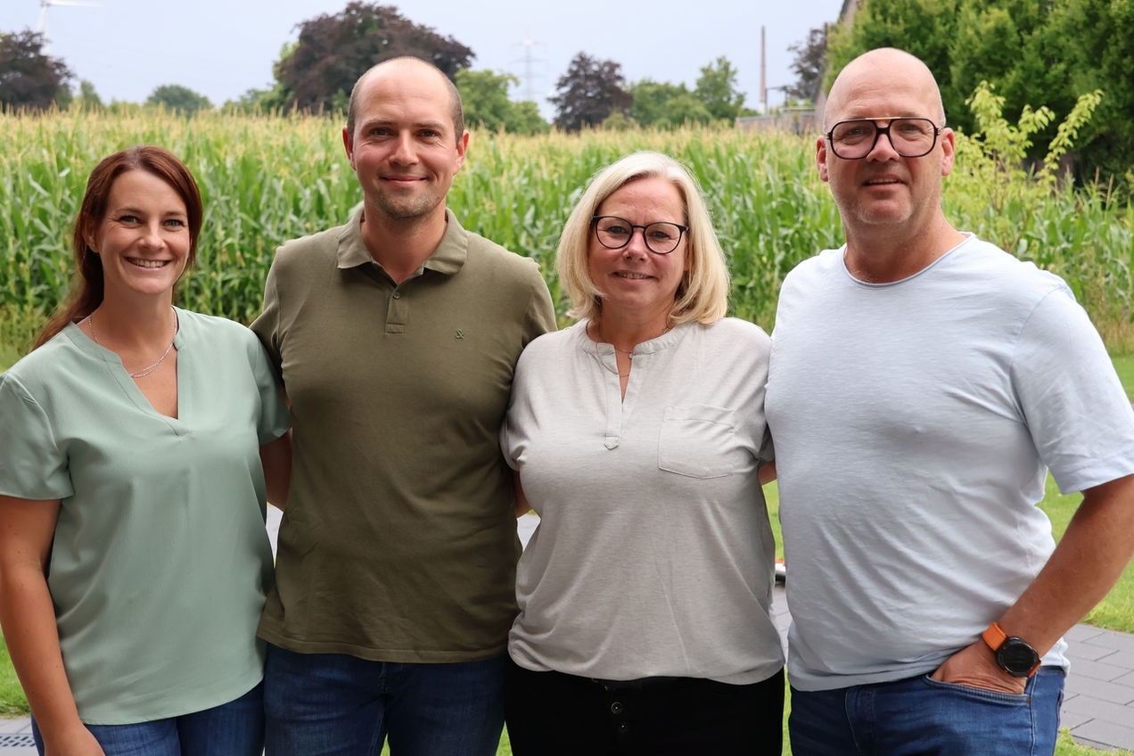 Lieblichkeit Tatjana Allekotte, Schützenkönig Philipp Allekotte, Schützenkönigin Kerstin Sawinski und Prinzgemahl Michael Sawinski sind durch den Schützenverein seit Jahren eng befreundet.