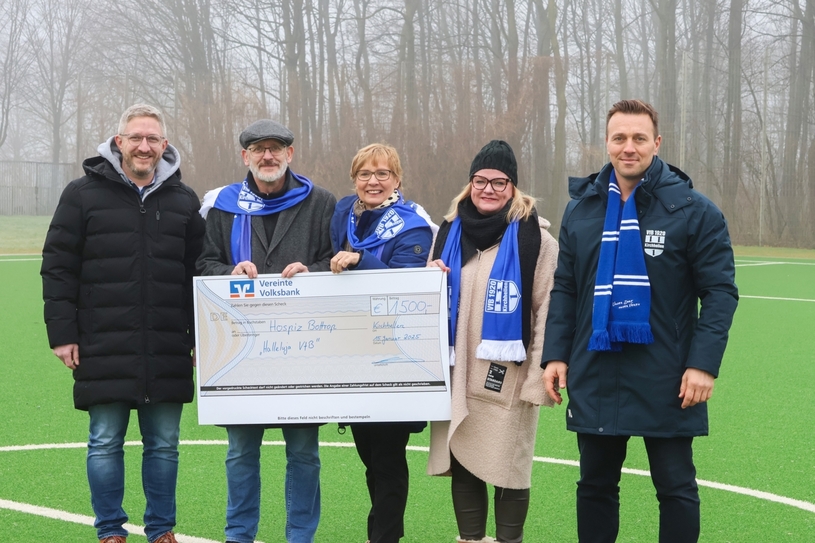 Christoph Voegelin (2.v.l.) und Antje von der Gathen (m.) freuten sich sehr über den Spendenscheck von 1.500 Euro.