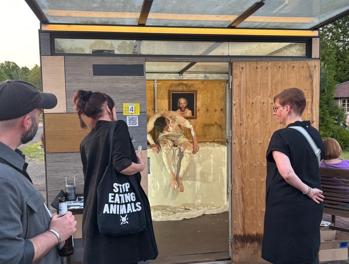 In den Blockhaushütten im Gartencenter Fockenberg präsentieren die Künstler ihre Werke. Es gibt auch Performance-Kunst am Abend der Finissage.