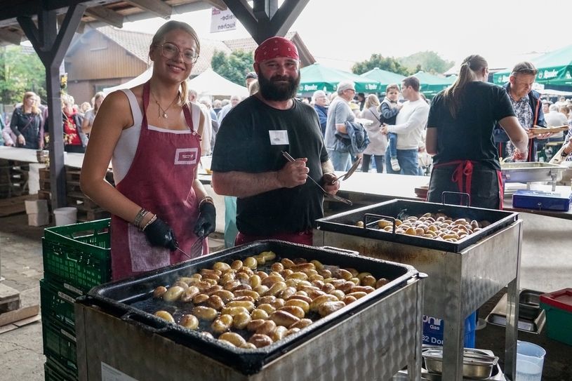 Zwei Menschen an einer Kartoffelpfanne