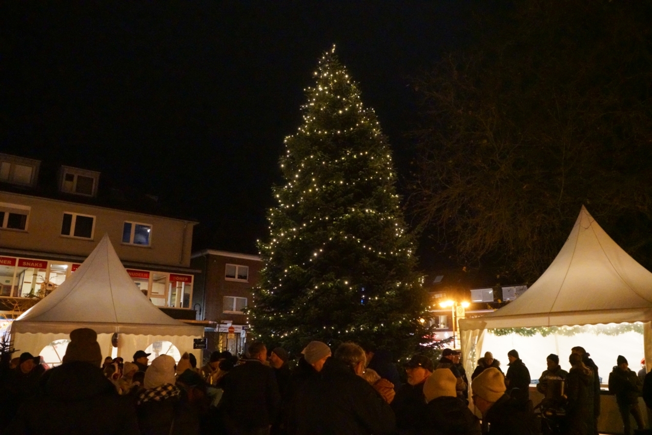 Der Baum auf dem Johann-Breuker-Platz wird mit der Eröffnung des jährlichen Wintertreffs erstrahlen.
