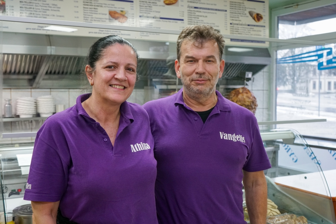 Athina Elefthriadou und Evangelos Kazantzis haben mit ihrem Hellas Grill allen Widrigkeiten getrotzt, eine Pandemie überstanden und sind froh, dass ihr Laden so gefragt ist.