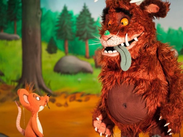 Das Kinderfigurentheater der Familie Maatz führt die Geschichte des liebenswerten Grüffelo und seinem Freund Maus auf.