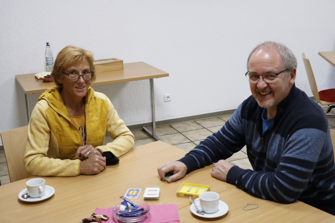 Trotz der guten Idee bleibt die Nachfrage gering. Luzia Schäpermeyer hat sich bereit erklärt, Werner Koschinski bei dem Kaffeepott ehrenamtlich zu unterstützen.