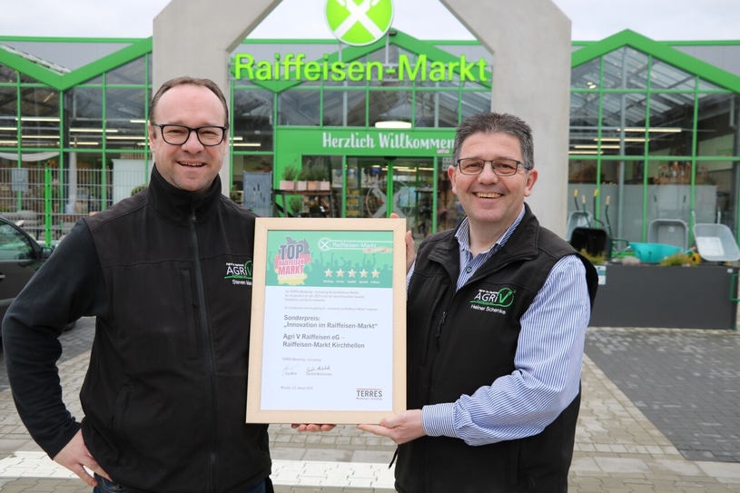 Marktleiter Heiner Schenke und Raiffeisen-Mitarbeiter Steven Marks 