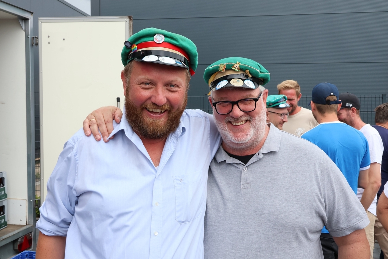 Schützenkönig Otti und Schützen-Geschäftsführer Markus Josten freuen sich, dass die Vorfreude auf das Fest in Kirchhellen bereits spürbar ist.