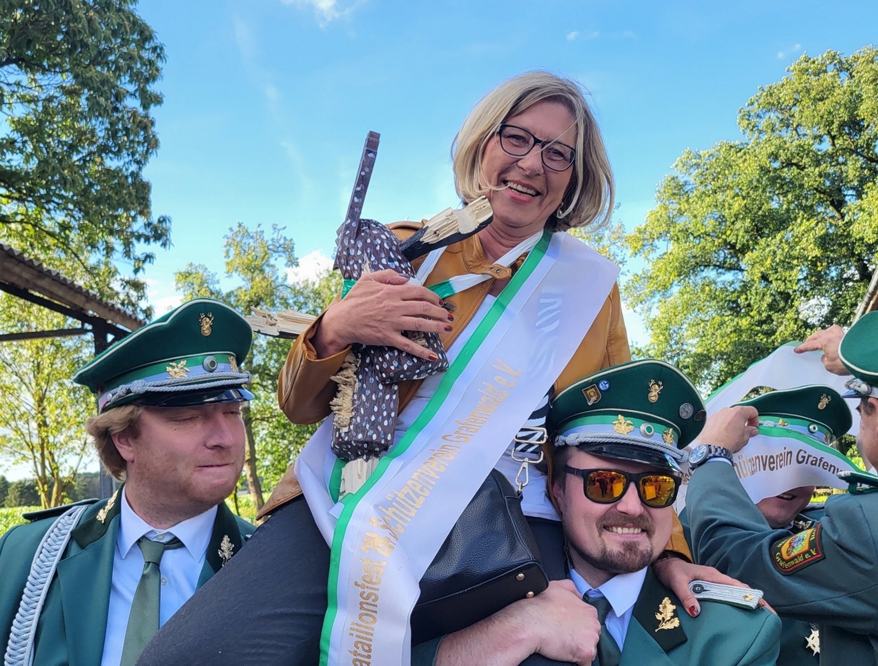Im Anschluss an das Schießen und die Proklamation des Königspaares feierten die Schützen und Besucher die Tageskönigin und ihren König bei der großen Scheunenparty.