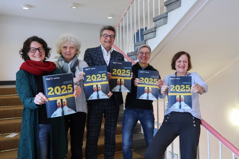 Der vhs-Leiter Holger Gruner und die Fachbereichsleiterinnen freuen sich auf ein weiteres prallgefülltes Programm für das neue Semester.