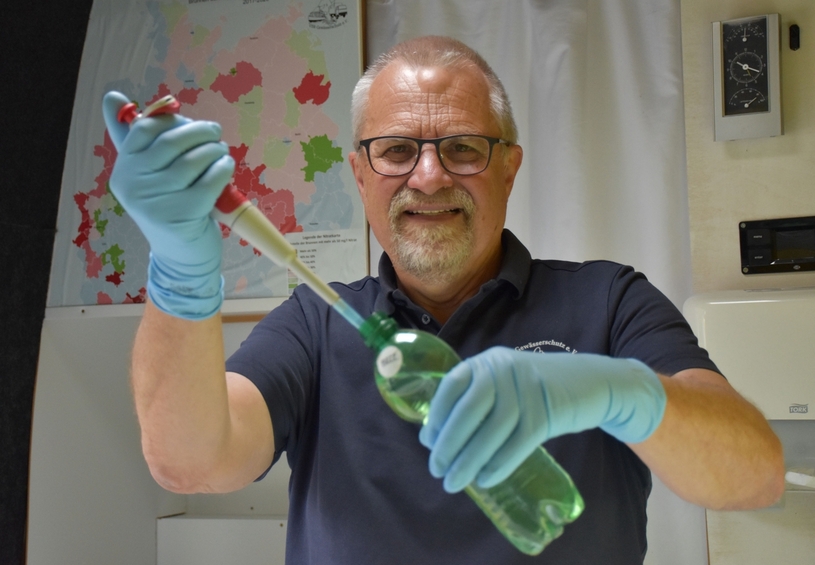 Harald Gülzow analysiert eine Brunnenwasserprobe im Labormobil vom VSR-Gewässerschutz.