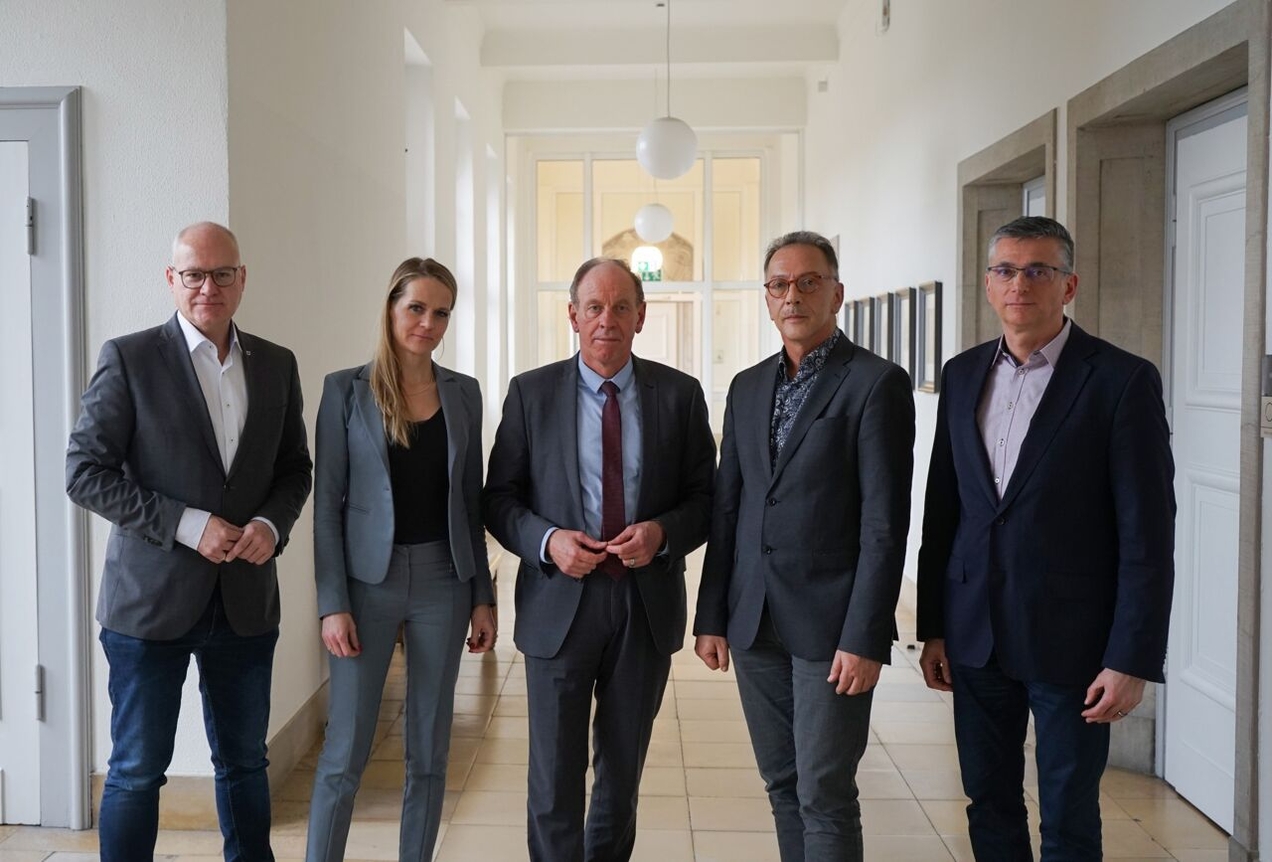 Die Verwaltungsspitze der Stadt Bottrop (v.l.) Baudezernent Klaus Müller, Sozialdezernentin Karen Alexius-Eifert, Oberbürgermeister Bernd Tischler, Stadtkämmerer Jochen Brunnhofer und Erster Beigeordneter Emilio Pintea.