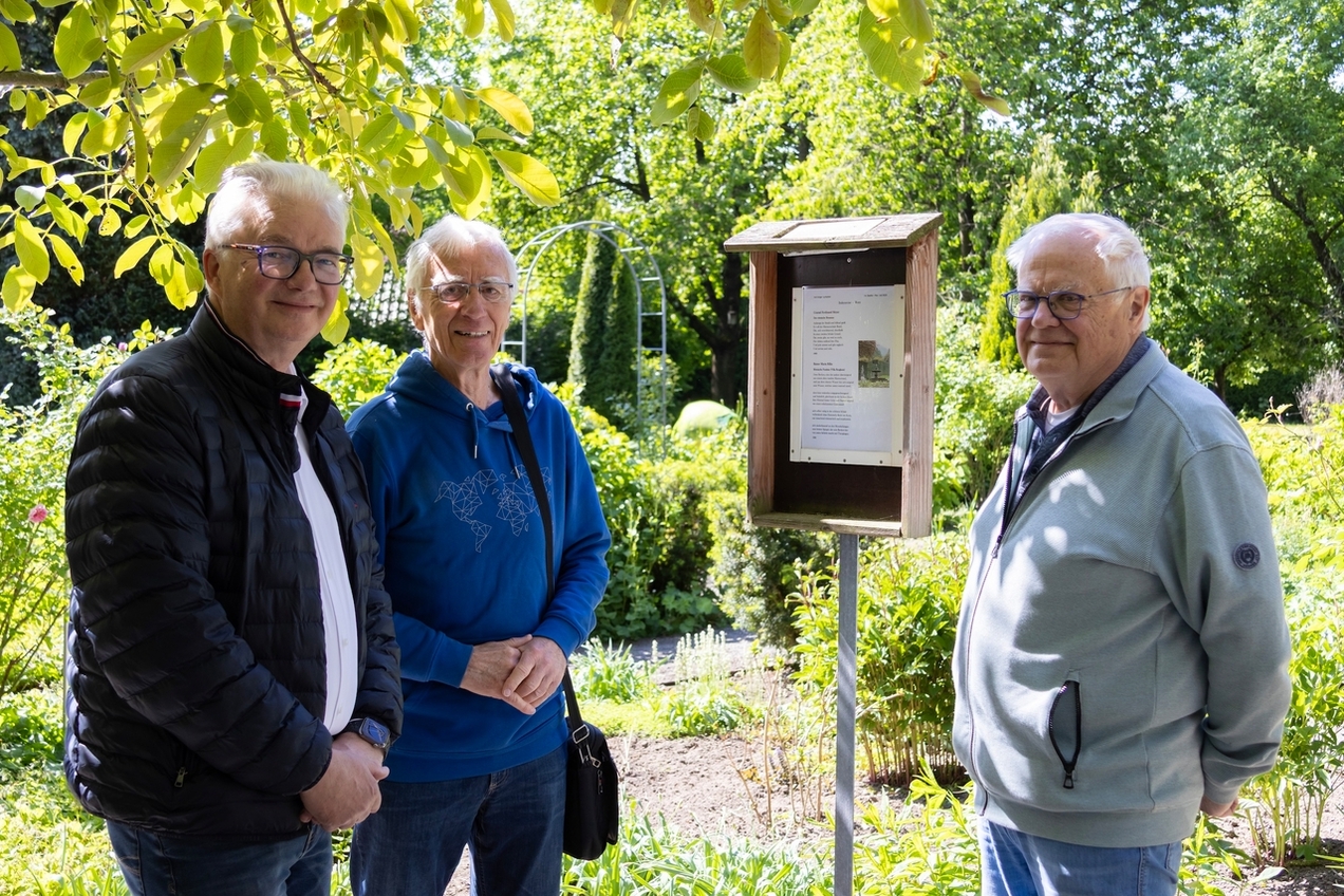 Hermann Reinbold (m.) und Uwe Schipper (r.) präsentieren im Beisein eines guten Freundes des Hof Jüngers, Reinhard Esch, die neue Gedichtstaffel am Hof Jünger.