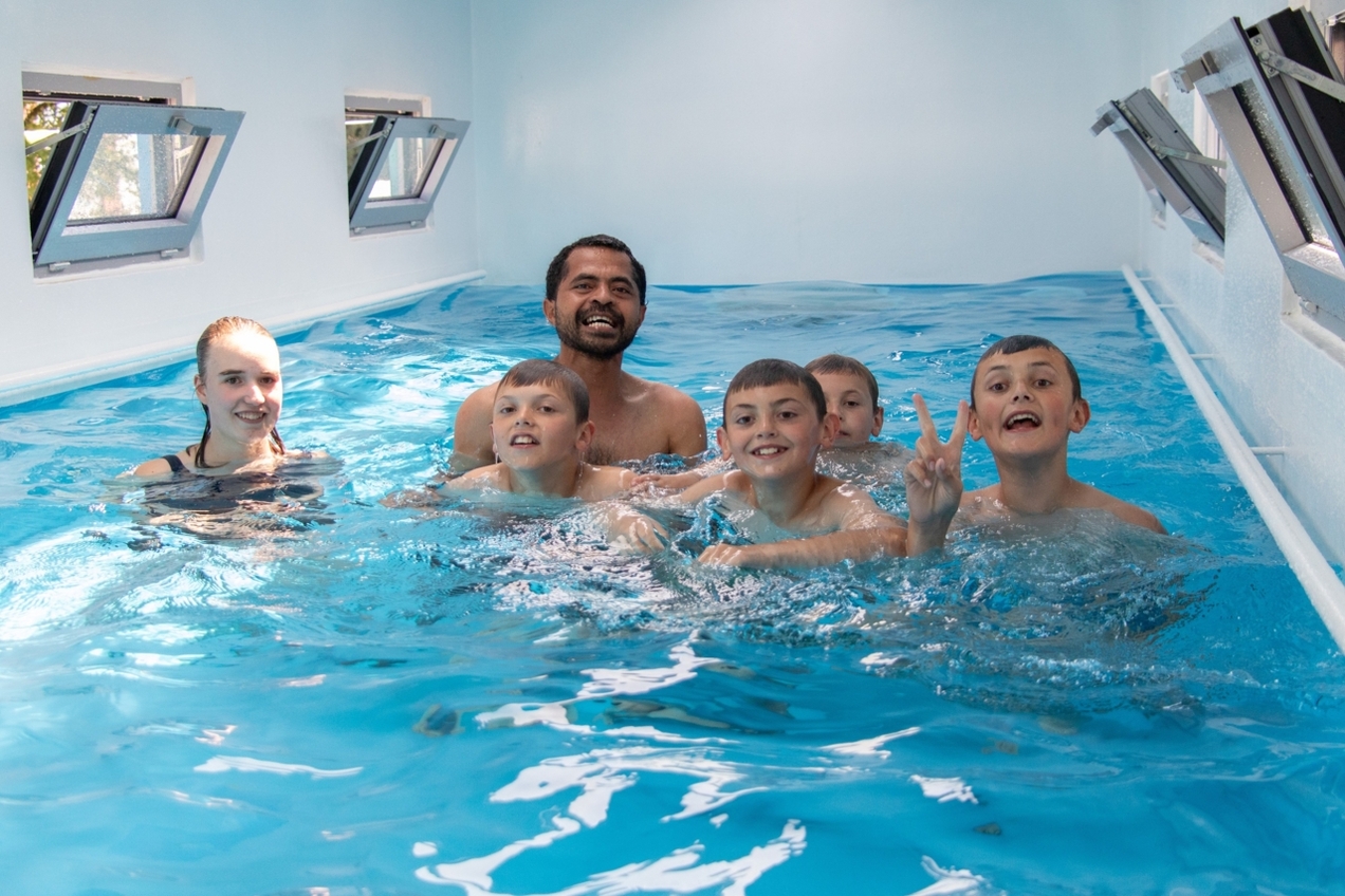 Narwali Schwimmcontainer eröffnet: Erste Kinder toben sich im kühlen Nass aus