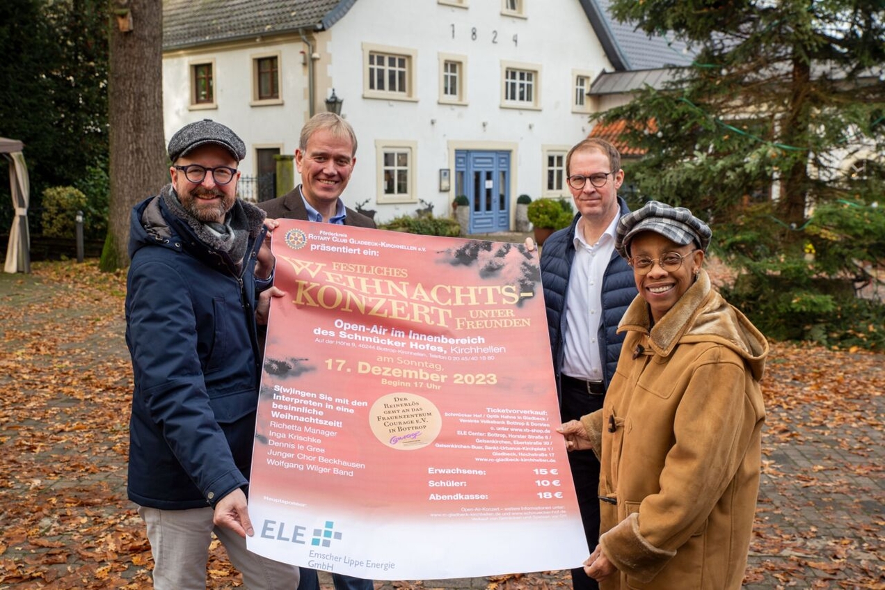 Die Veranstalter Matthias Alt, Eberhard Schmücker, Frank Veenhues und Richetta Manager freuen sich auf das weihnachtliche Konzert auf dem Schmücker Hof.