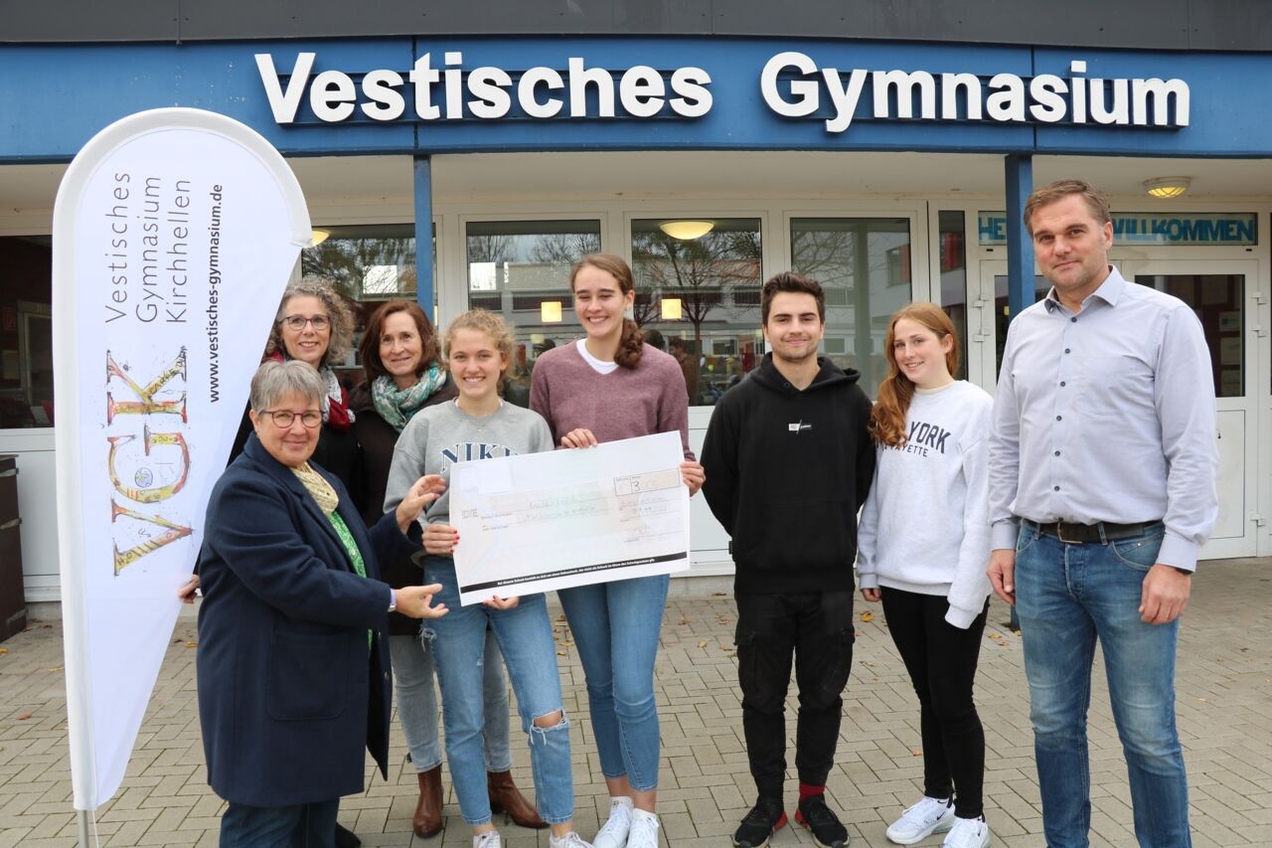 Vertreter des VGK und des Rotary Clubs Gladbeck-Kirchhellen übergeben den Scheck über 3.000 Euro an Dagmar Kaplan, die die Spendensumme stellvertretend für die Flüchtlingshilfe Bottrop annimmt.