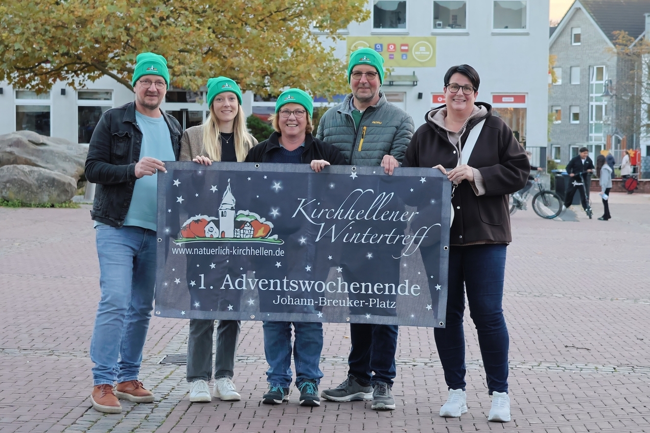 Das Team von Natürlich Kirchhellen hält ein Plakat vom Kirchhellener Wintertreff.