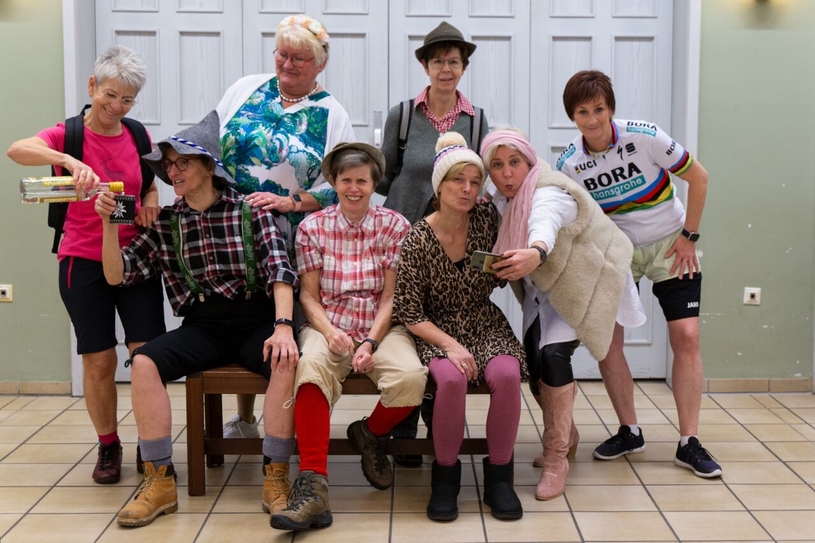 Die Grafenwälder kfd-Theatergruppe freut sich auf die anstehende Session. Sie präsentieren einen Vorgeschmack auf den Sketch „Stress am Gipfel“.