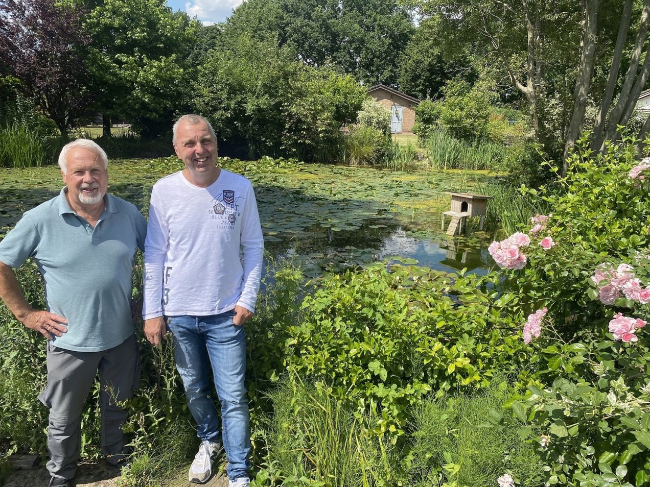 Die Vorstandsvorsitzenden Norbert Dembski (links) und Thomas Misz freuen sich über die große Artenvielfalt, die sich am Teich niedergelassen hat.