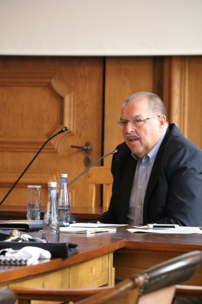 Der Dezernent der Stadt Bottrop Paul Ketzer beim Pressegespräch.