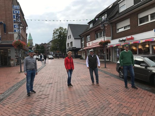 Zu den Samstagen der Schützenübungen wird es jeweils ein Plakat am Johann-Breuker-Platz mit den Erinnerungen des vergangenen Festes aufgestellt.
