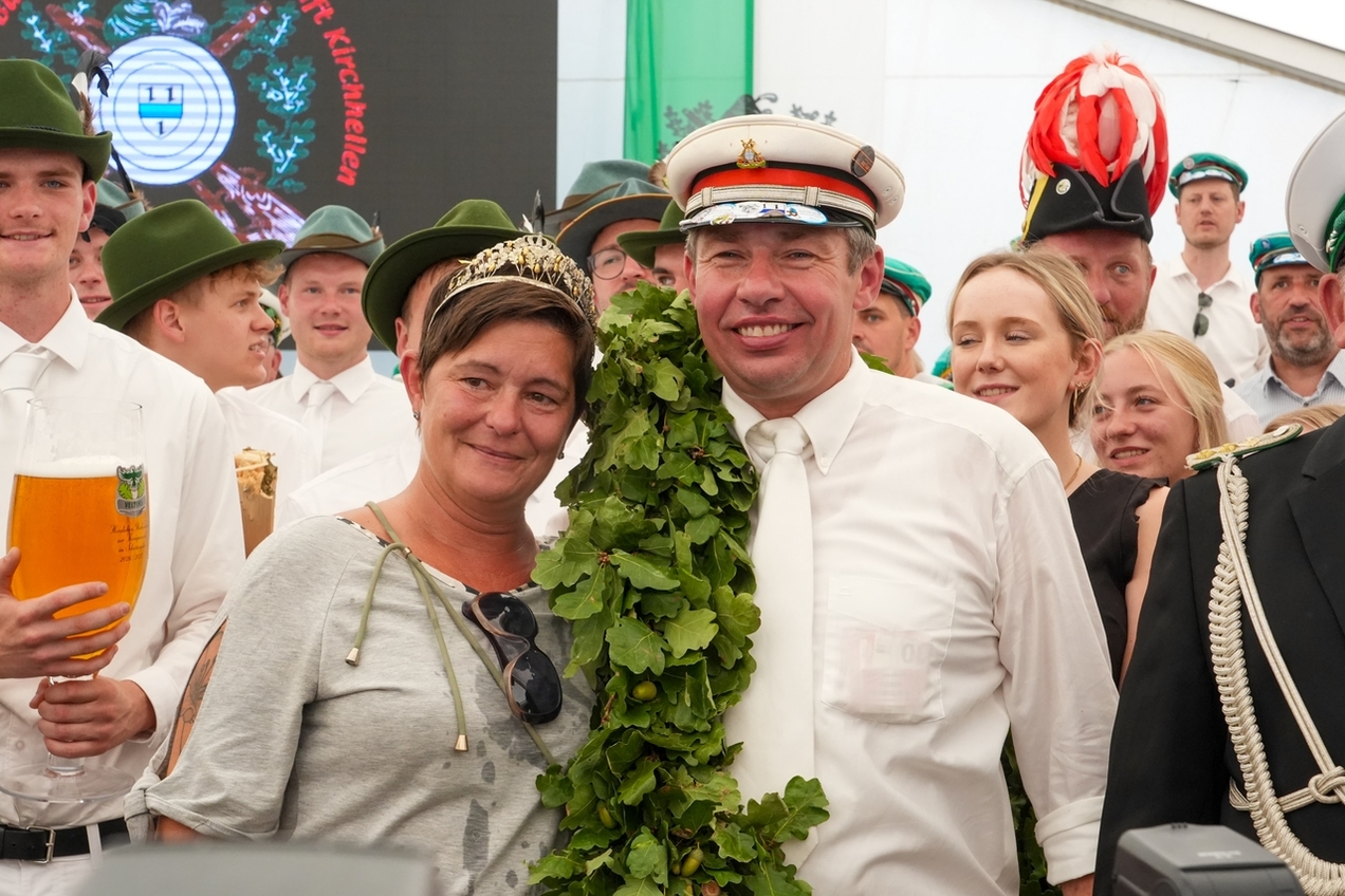 Das neue Schützenkönigspaar bei der Proklamation.