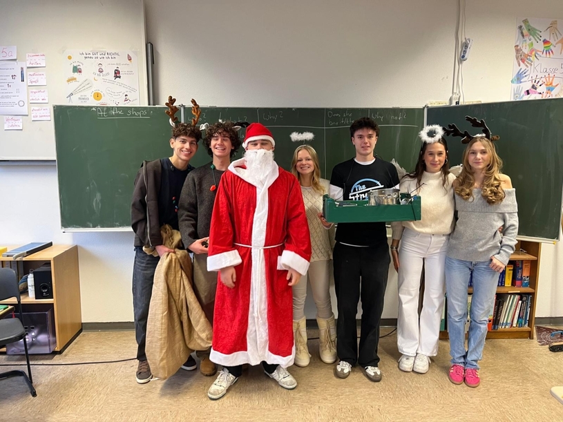 Alljährlich zum Nikolaustag haben sich die Schüler des Literaturkurses der Oberstufe in Schale geworfen und überraschen die Fünft- und Sechstklässler.