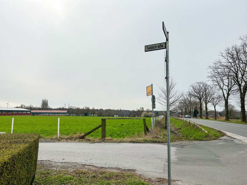 An die Koppel an der schmalen Feldstraße grenzt ebenfalls die Verkehrs lastige Bottroper Straße. Den Standort hält die Kirchhellener Politik für ungeeignet.