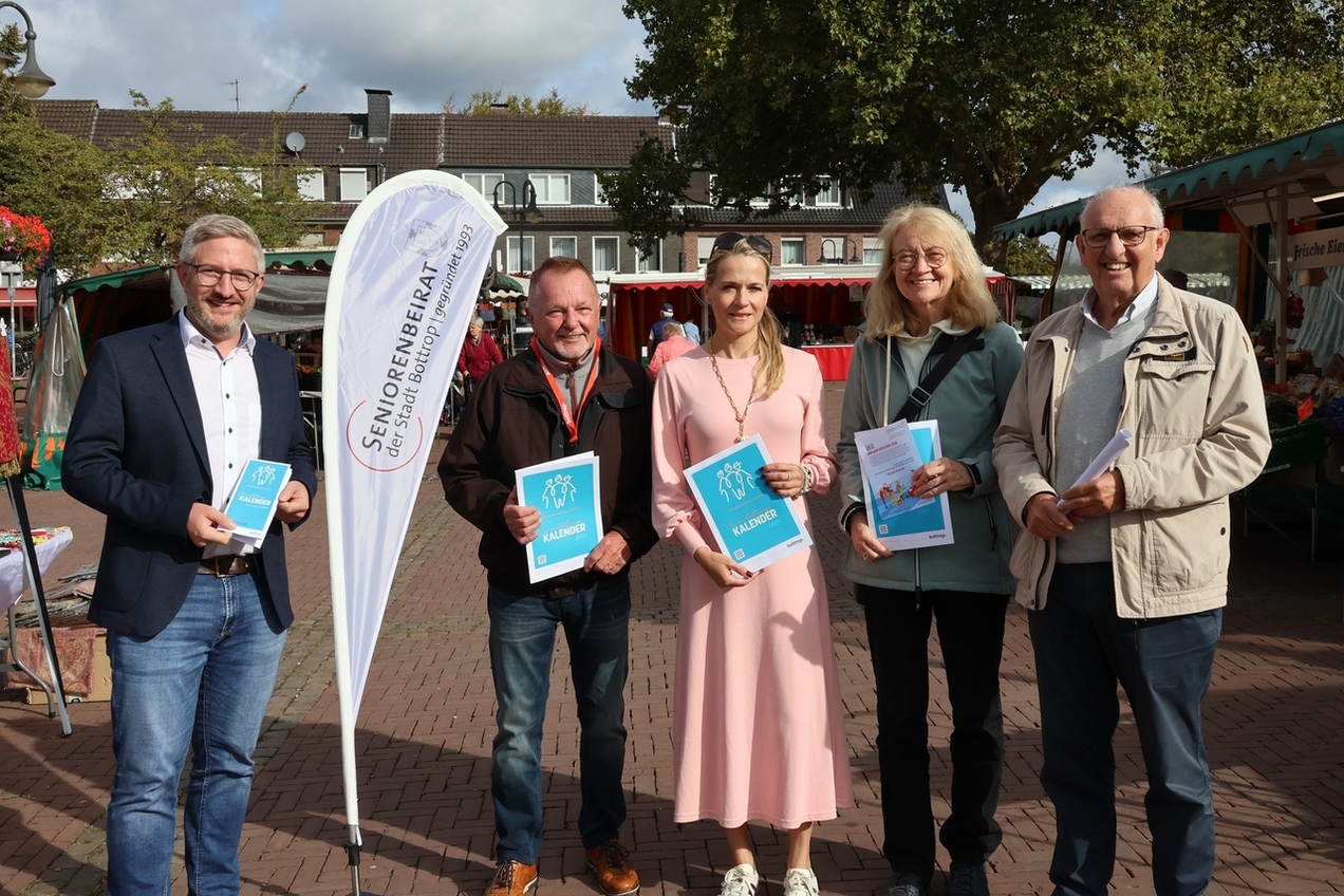 Bezirksbürgermeister Hendrik Dierichs, Josef Werner, Vorsitzender des Seniorenbeirates, Sozialdezernentin Karen Alexius-Eifert sowie Doris Rahe und Rainer Hürter vom Seniorenbeirat präsentieren die neuen Kalender.