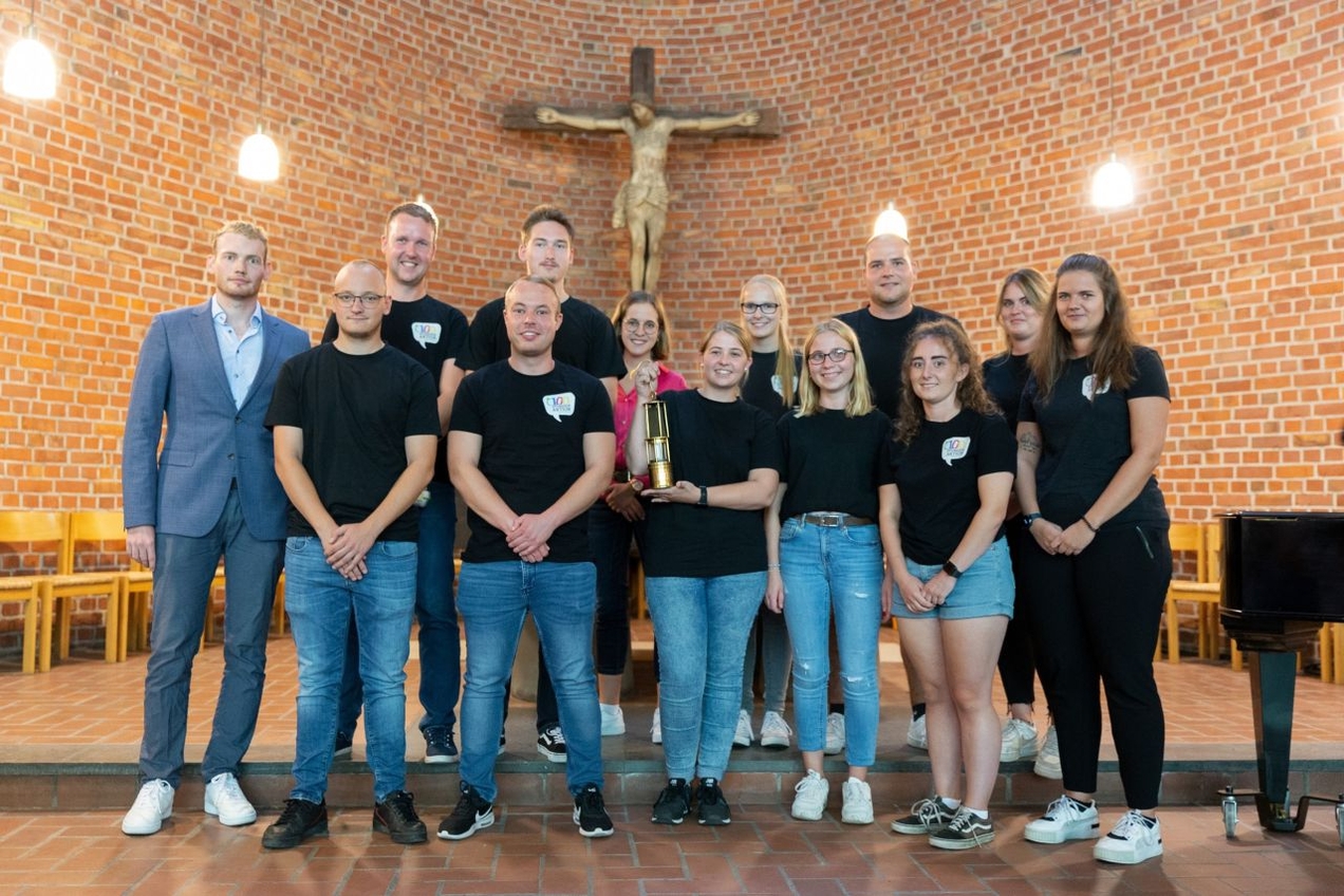 Symbolisch für Bottrop überreichte die Junge Union Bottrop den Ehrenamtspreis in Form einer Grubenlampe an die Vertreterinnen und Vertreter der Jugend Grafenwald.