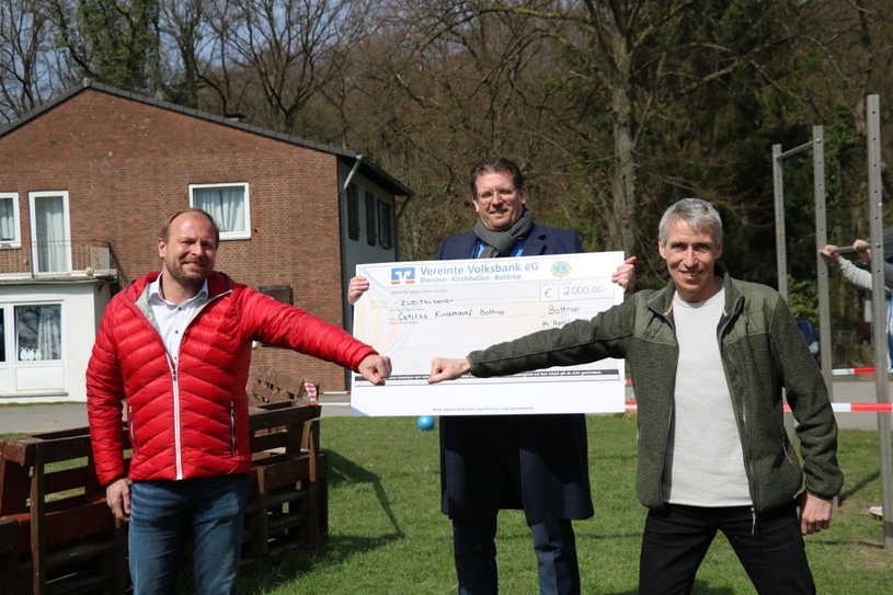 Martin Wissing und Maik Janßen haben dem Caritas-Kinderdorf in Bottrop einen Spendenscheck von 2.000 Euro übergeben.