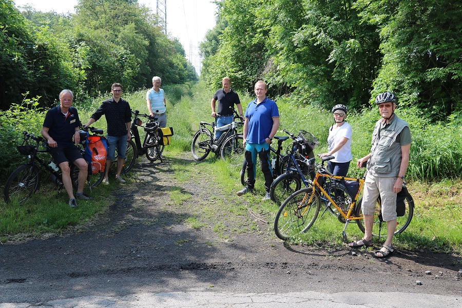 Mitglieder des ADFC sowie der Initiative Aufbruch Fahrrad Bottrop trafen sich an der beispielhaften Trasse Hackfurtstraße/In den Höfen.