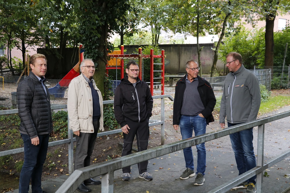 Dominik Nowak, Rainer Hürter, Peter Sondermann, Ludger Schnieder und Clemens Brauckmann (v.l.) vor dem Spielplatz, der bei Starkregen regelmäßig vom Schölsbach überschwemmt wird.