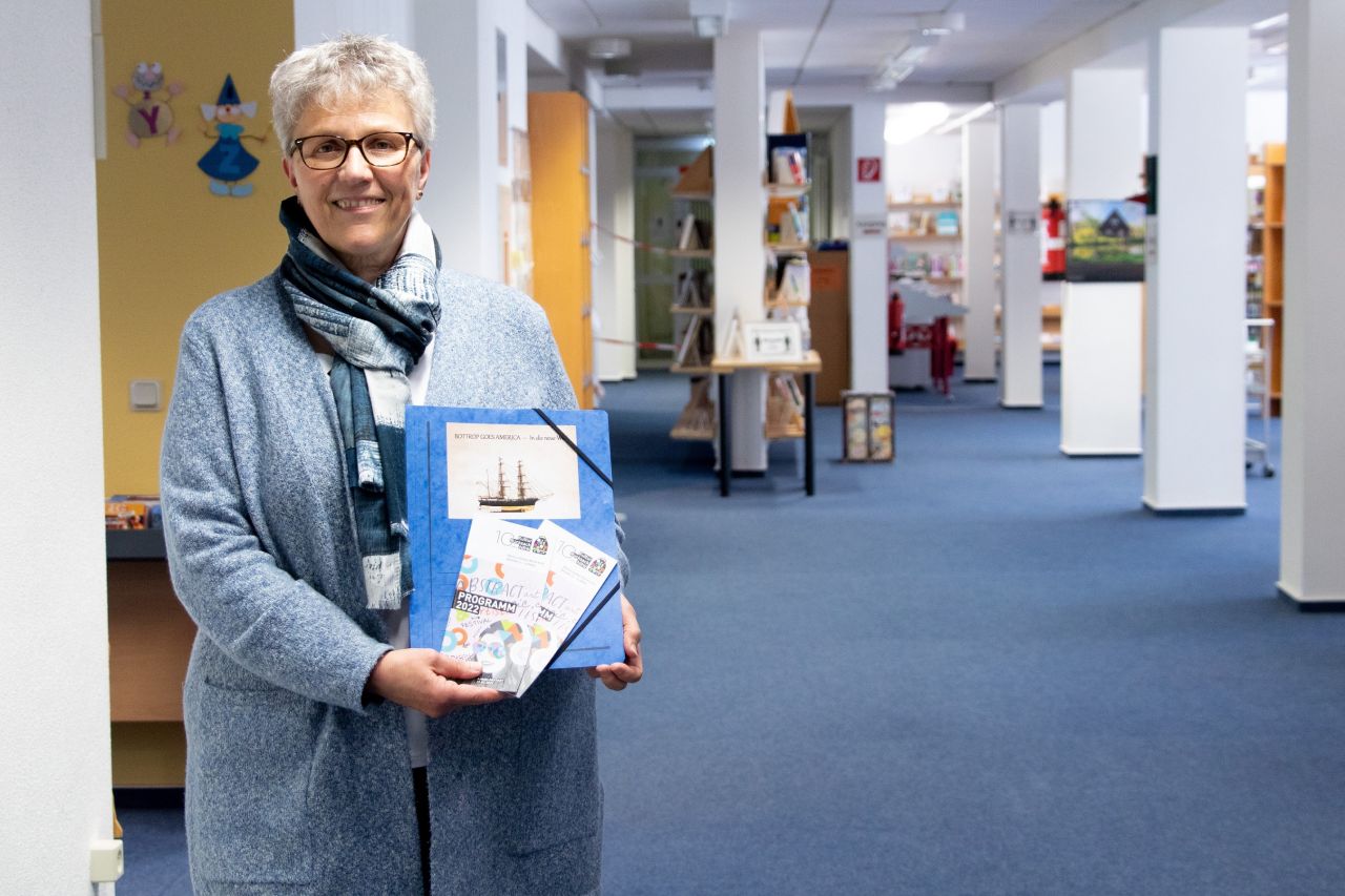Andrea Schwarzer von der Lebendigen Bibliothek Kirchhellen plant und organisiert jedes Jahr aufs Neue spannende Veranstaltungen im Rahmen des Kulturrucksacks für die Bibliotheksfiliale im Dorf.
