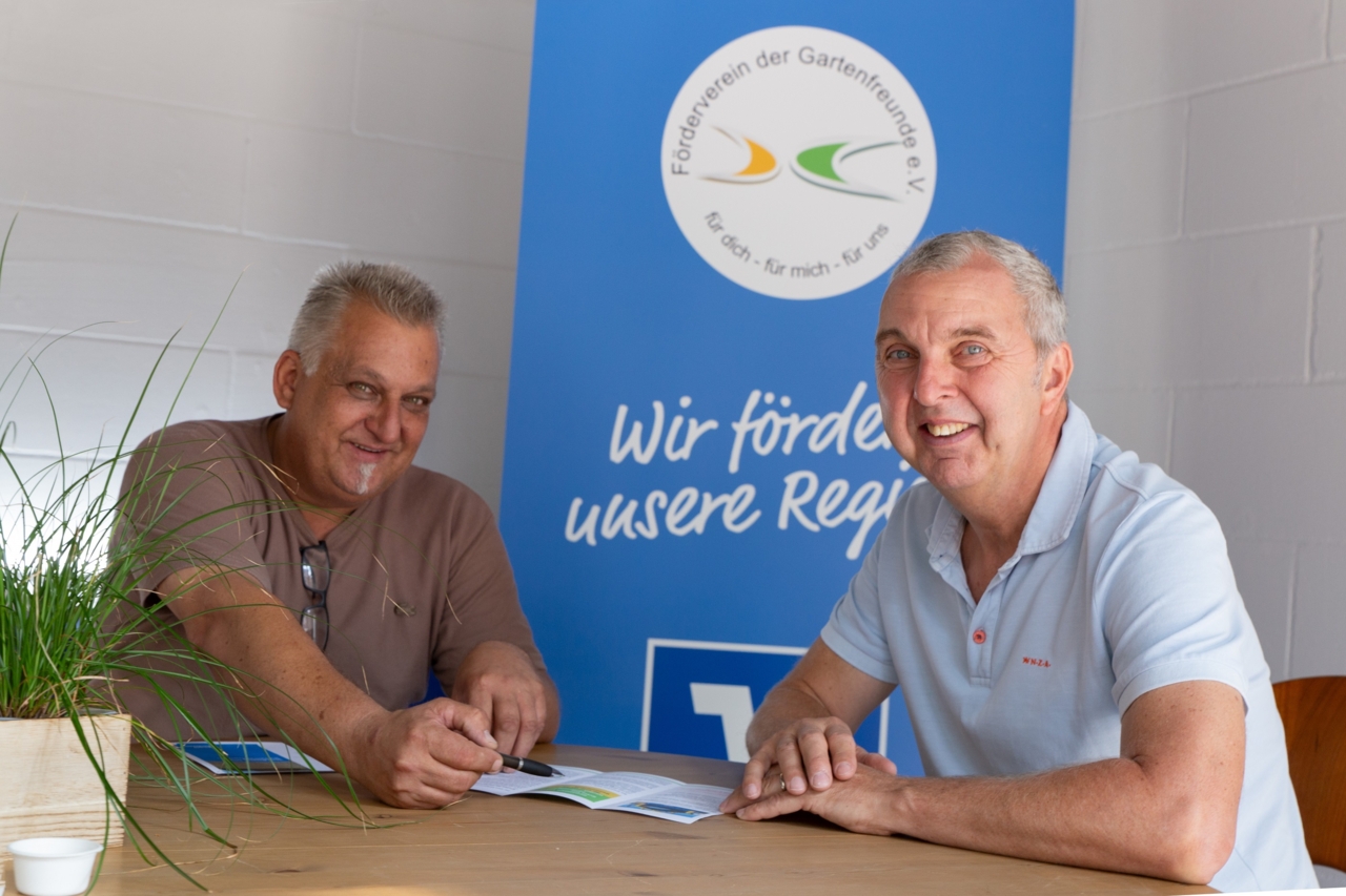 Der Vorsitzende des Fördervereins der Gartenfreunde Lothar Kremer (l.) erklärt dem Kirchhellener Kleingarten-Chef Thomas Misz die Möglichkeiten der Unterstützung.