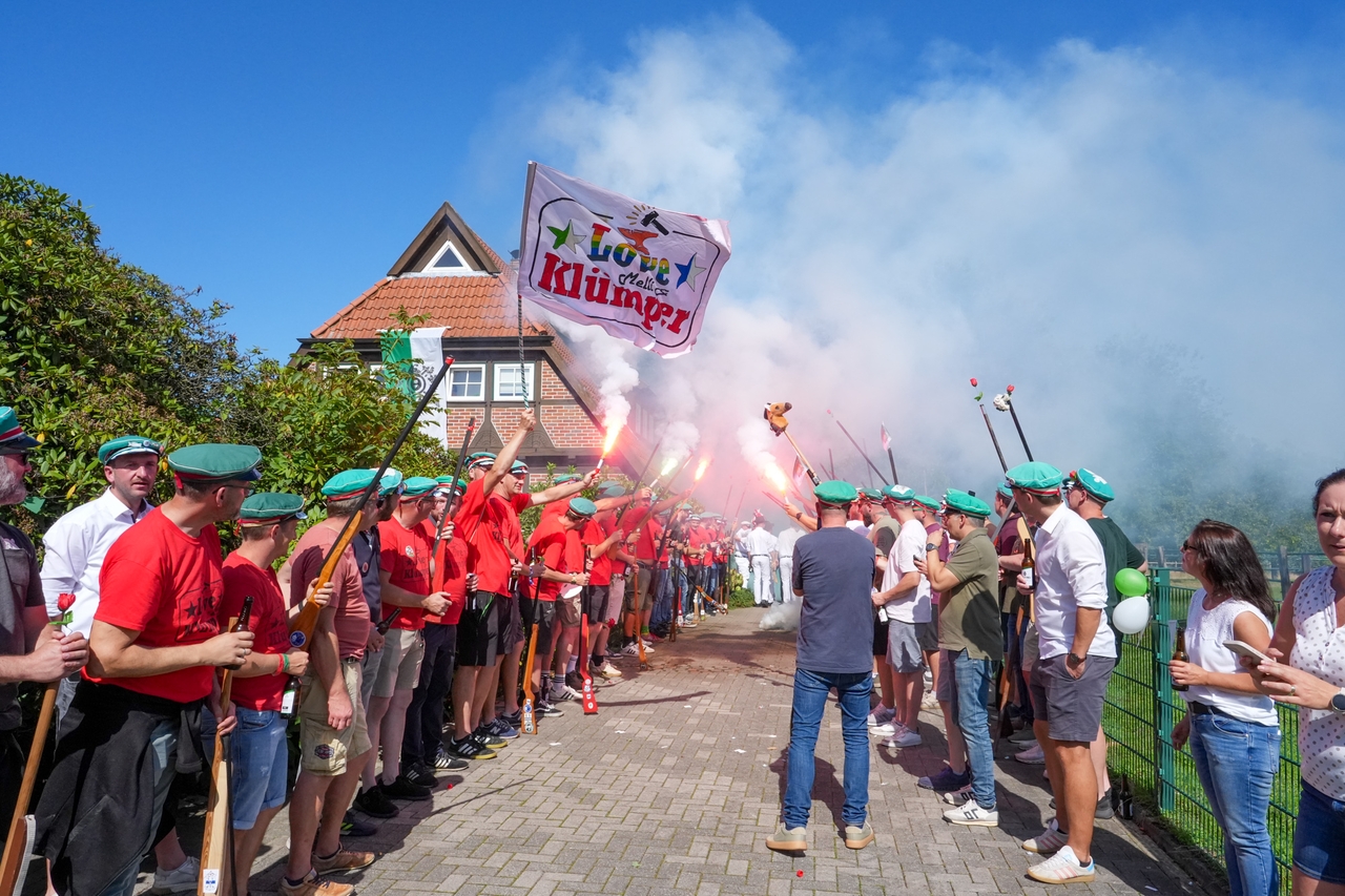Bengalo-Rauch vor dem Spalier der Schützen